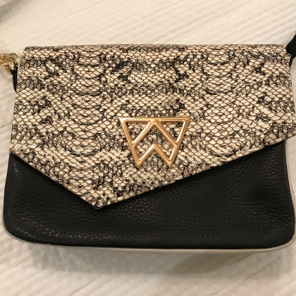 Kelly Wynne Call On Me Crossbody
